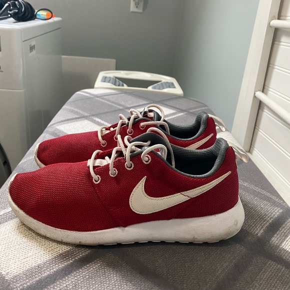 Nike Roshe GS Gym Red Size 6 Youth - Picture 2 of 5